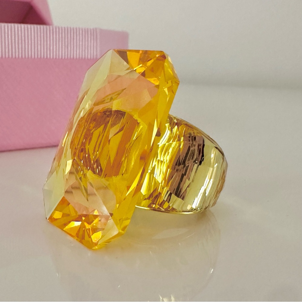 Atelier Swarovski Lucent cocktail ring
Octagon cut, Yellow - Picture 10 of 14